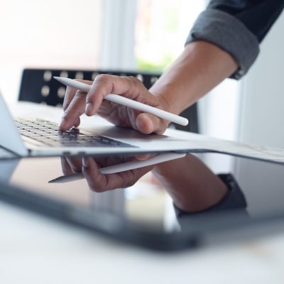 Closeup,Of,Business,Man,Hand,With,Stylus,Pen,Typing,On